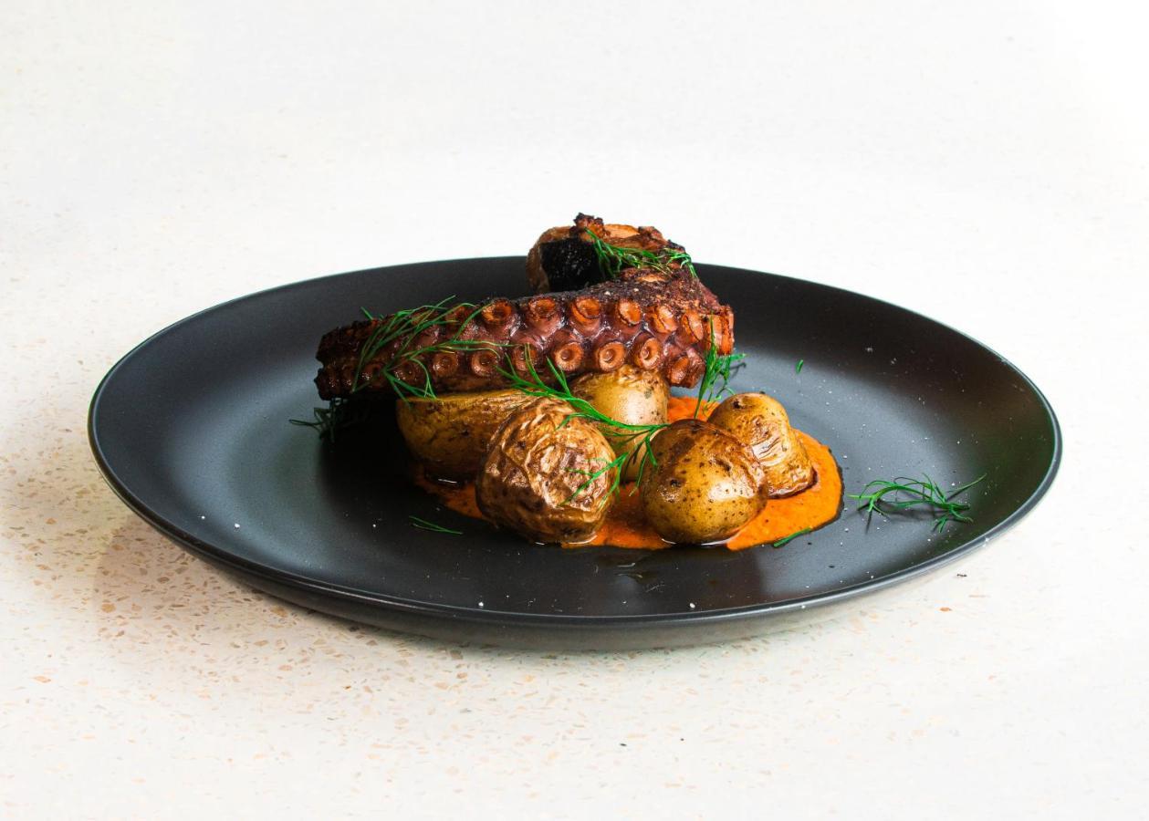 Neano Escape Hotell Manggis Eksteriør bilde Octopus with potatoes