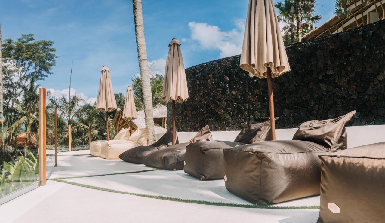 Neano Escape Hotell Manggis Eksteriør bilde Bean bag chairs at a resort in Bali, Indonesia
