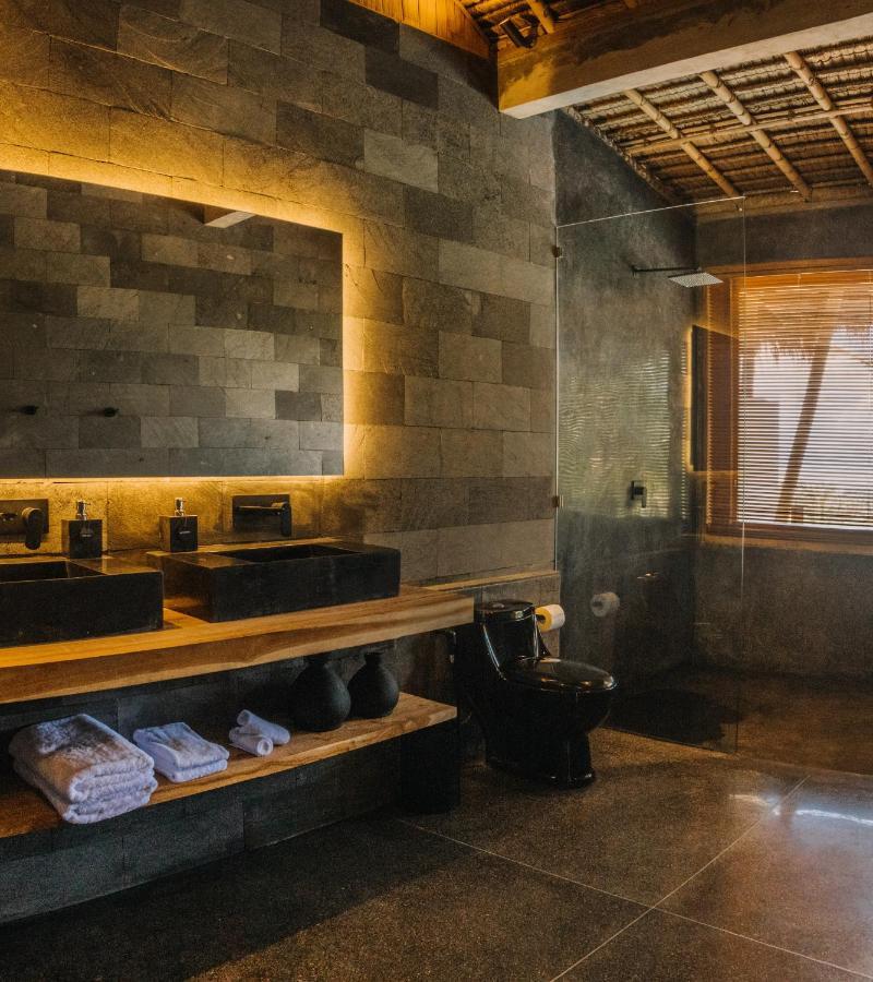 Neano Escape Hotell Manggis Eksteriør bilde Bathroom at the hotel
