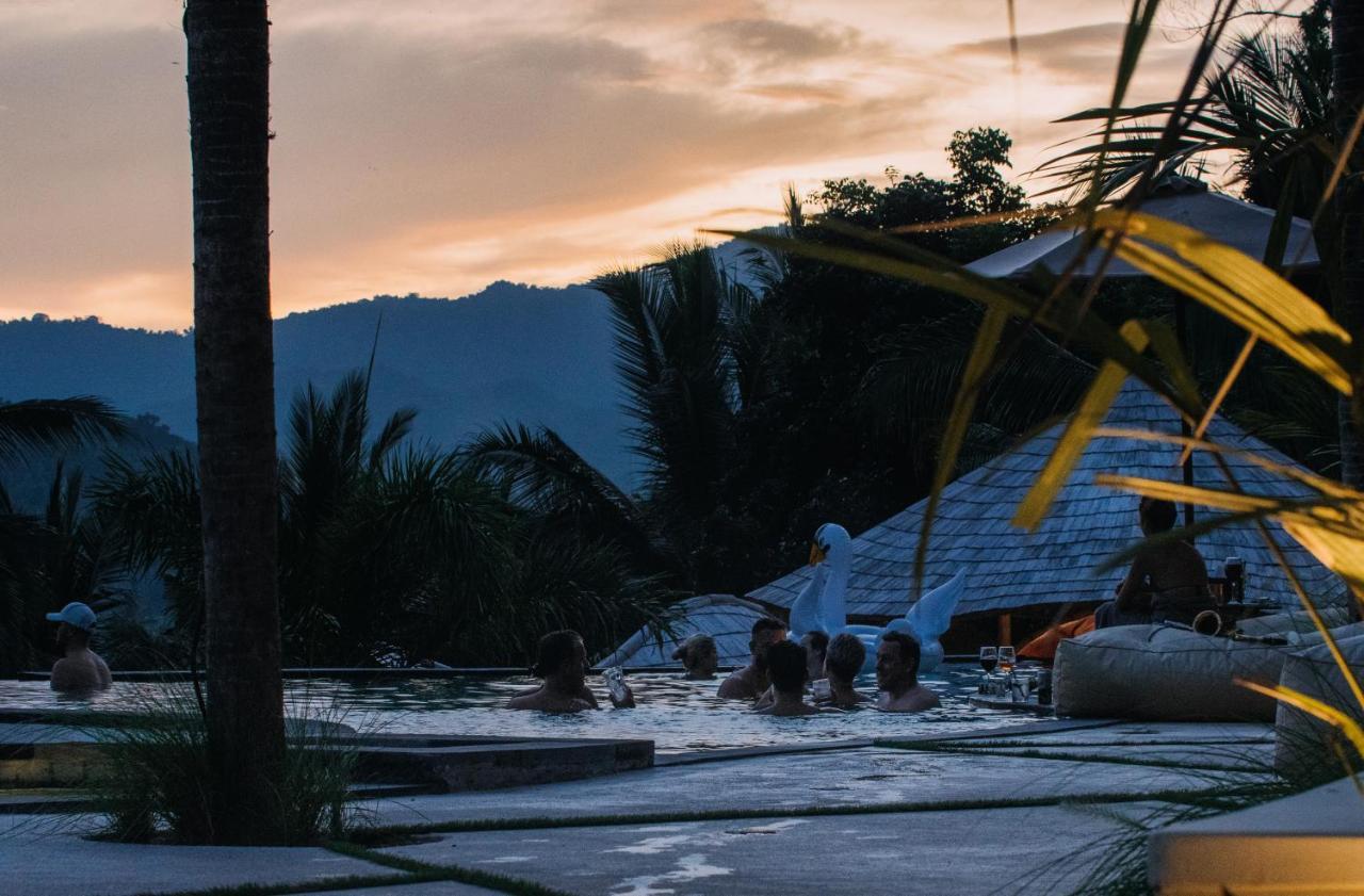 Neano Escape Hotell Manggis Eksteriør bilde The wreckage of Flight 128