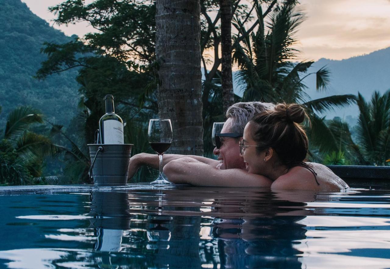 Neano Escape Hotell Manggis Eksteriør bilde A couple at the resort