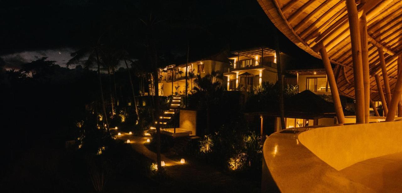 Neano Escape Hotell Manggis Eksteriør bilde The resort at night